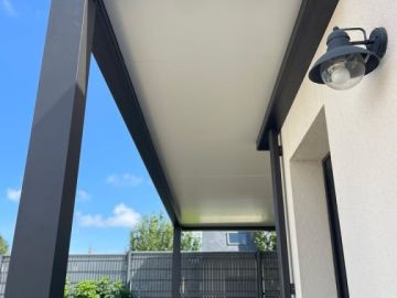 🔨 Chantier terminé ! 🔨

Fiers de vous présenter ce grand carport sur-mesure en forme de L, adossé à la maison, réalisé avec notre fournisseur Alu Glass.
Une...
