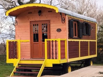 Comme un air de vacances avec cette jolie roulotte du côté de Tréflez 🌞

Nos menuisiers sont intervenus sur cette habitation atypique :
✅ Réparation du...