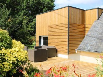 ✨ Encore une belle création, une #extension 2 en 1 pour accueillir un garage ainsi qu’un toit terrasse !

→ Ce sont les murs ossature bois acrotère qui font...