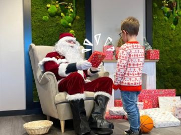 🎄🎁​ ​Un arbre de Noël, des sourires, des cadeaux pour petits et grands…
Un vrai moment de cohésion, de partage... et une équipe bien dans ses chaussettes !...