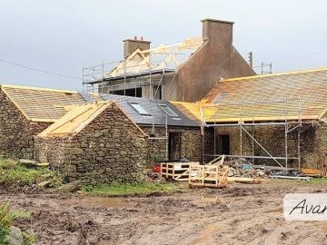 Cette bâtisse en pierres a retrouvé une seconde vie grâce à une #rénovation complète ! 🏡✨

Une nouvelle charpente et des menuiseries renouvelées pour un bien...