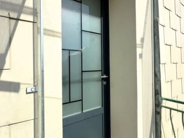 La lumière naturelle s’invite dès l’entrée ☀️
 
Notre client a eu un véritable coup de cœur pour cette porte en bois - aluminium et son style contemporain...