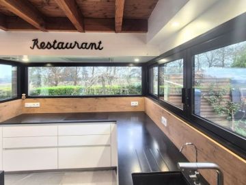 Imaginez-vous préparer un bon plat avec une vue panoramique sur votre jardin 🌿

Zoom sur cette magnifique réalisation avec les menuiseries K-LINE, La Fenêtre...