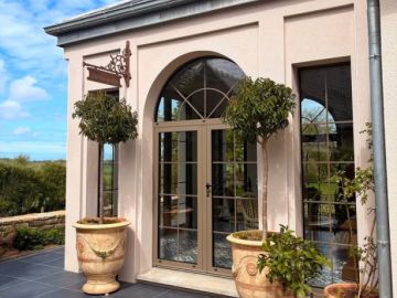 Rendez-vous dans l'orangerie 🍊

Sur ce chantier, nous avons installé différents types de #menuiseries pour un esthétique spécifique au style Renaissance :...