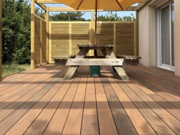 ☀️ Juillet est enfin là… le moment parfait pour profiter de son extérieur !
 
Cette belle terrasse en bois #composite  Nuances Ipé de chez Silvadec  et son...