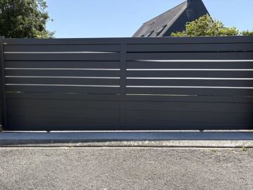 ✨ Nous avons récemment installé un #portail coulissant en aluminium, coloris gris sablé.
 
📐 Ce projet présente une particularité : le terrain étant en...